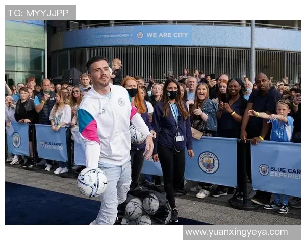 足球明星化身地摊老板亲自售卖商品引发热议视频曝光引发粉丝热情追捧