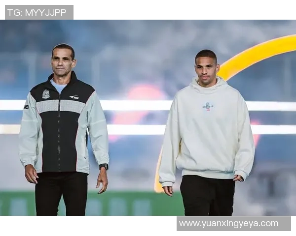 足球明星跨界挑战在篮球馆踢球引发热议球迷期待精彩对决