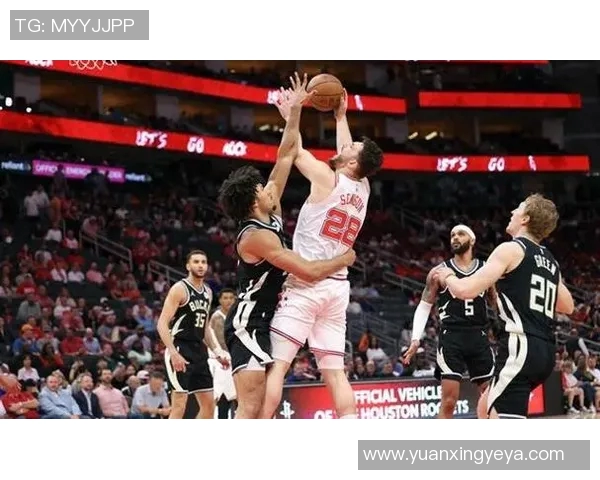 篮球明星们在场边偷偷观察的那些瞬间揭秘